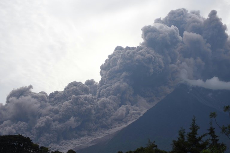 Der Beginn des Ausbruchs des Feuer-Vulkans der sechsten Posaune 