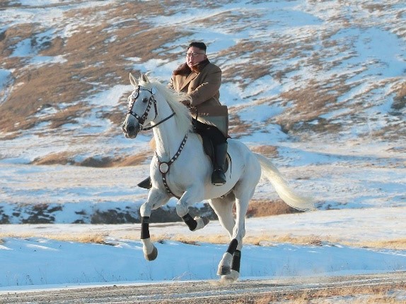 Kim Jong-un reitet ein weißes Pferd