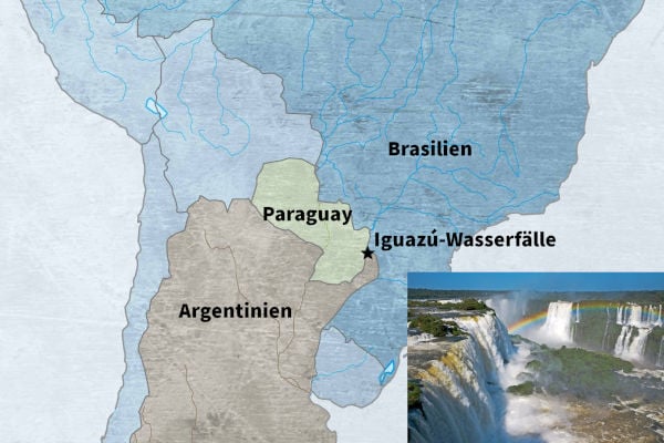 Teilweise kolorierte Karte, die Argentinien, Paraguay und einen Teil von Brasilien zeigt. Ein spezifischer markierter Punkt für die Iguazú-Wasserfälle an der Grenze zwischen Argentinien und Brasilien. Ein Einsatzbild unten rechts zeigt die gewaltigen Iguazú-Wasserfälle mit Wasserdampf, umgeben von üppigem Grün.