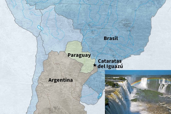 Mapa que muestra la ubicación de las Cataratas del Iguazú en la frontera entre Brasil y Argentina, con Paraguay al oeste. Incluye una imagen del salto de agua en la esquina inferior derecha.