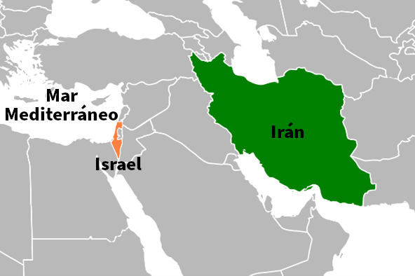 Mapa que muestra Israel y Irán resaltados en un fondo gris que representa partes de Asia Occidental. Israel aparece en color naranja y se encuentra a orillas del Mar Mediterráneo. Irán está en verde y cubre un área extensa del mapa.