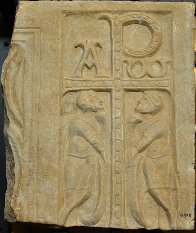 El estaurograma con Alfa y Omega en piedra