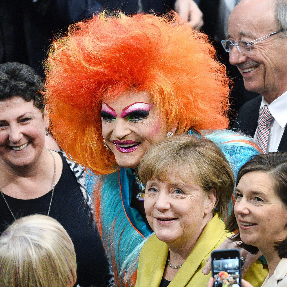 Merkel und eine glückliche Drag Queen.
